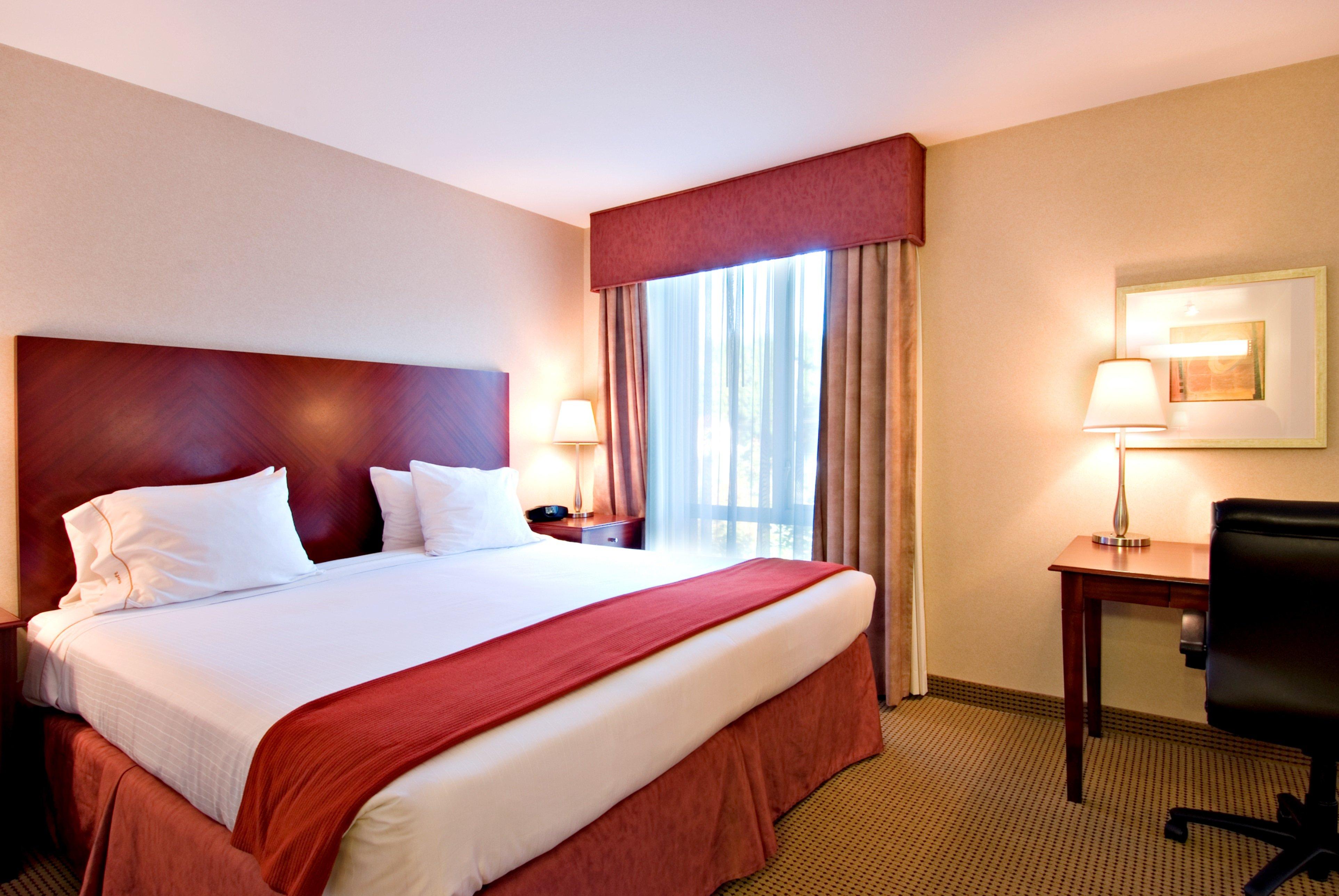 Holiday Inn Express And Suites Surrey By Ihg Exterior foto