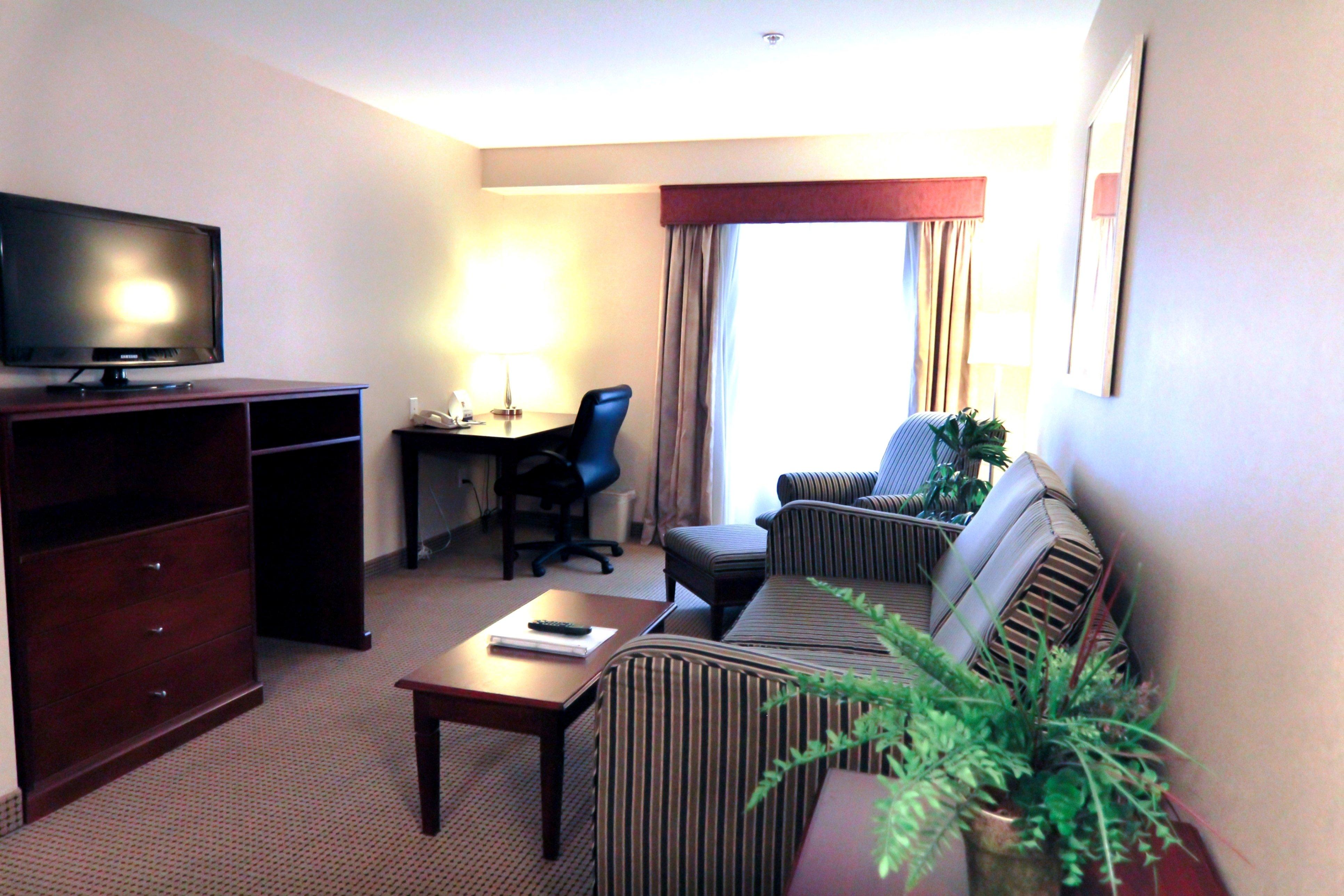 Holiday Inn Express And Suites Surrey By Ihg Exterior foto