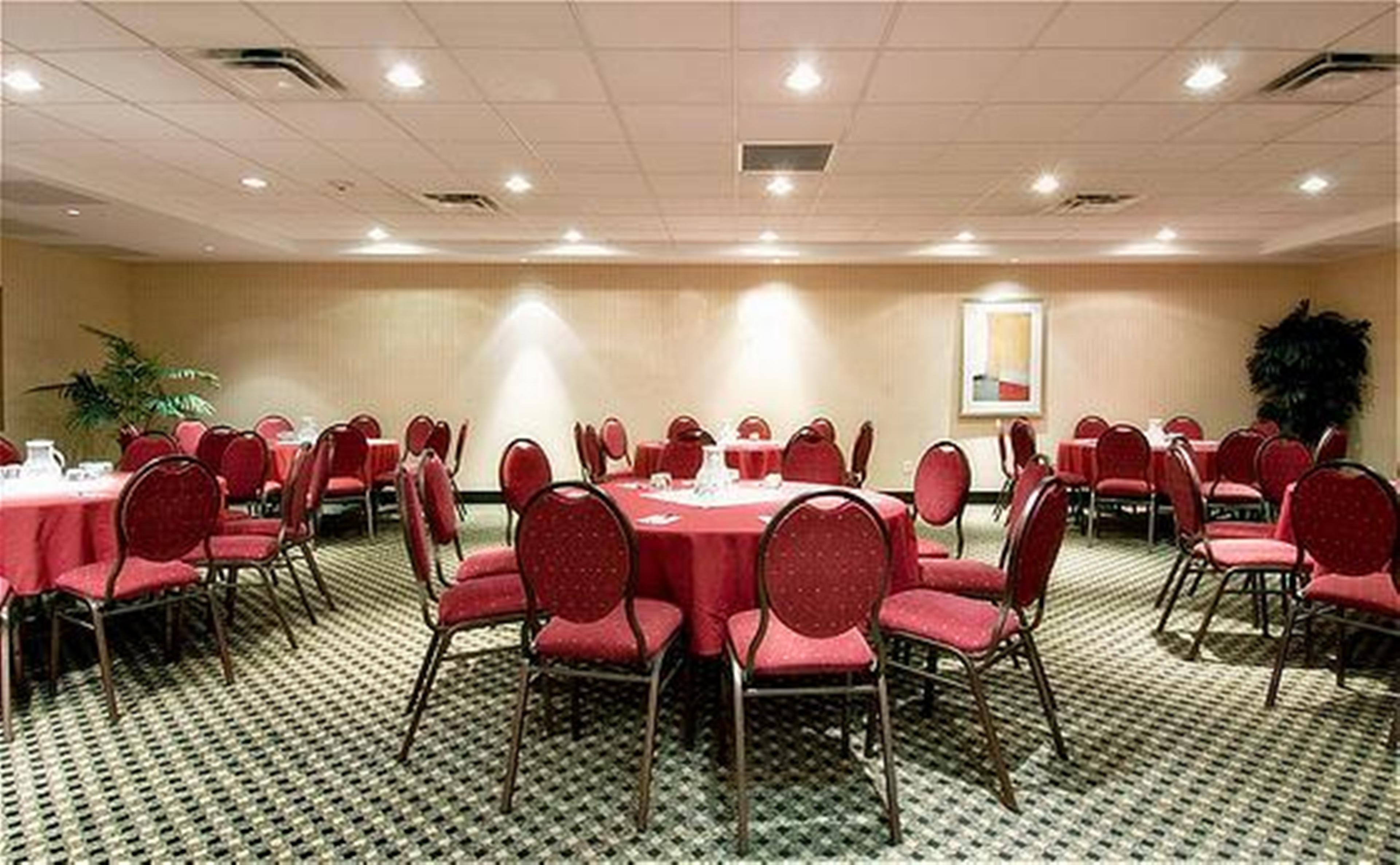 Holiday Inn Express And Suites Surrey By Ihg Exterior foto