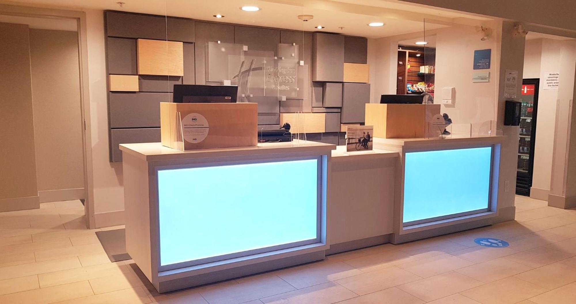 Holiday Inn Express And Suites Surrey By Ihg Exterior foto