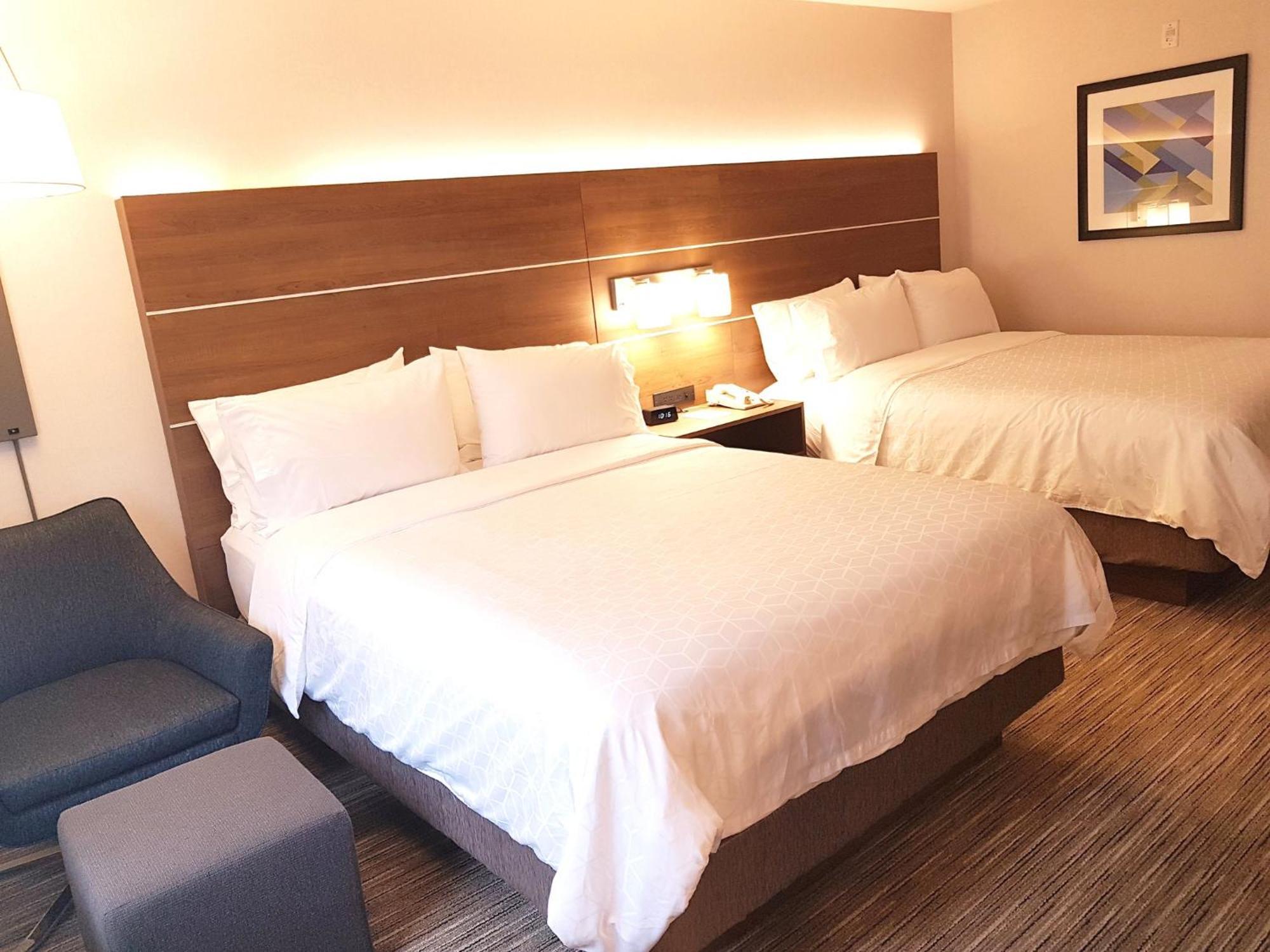 Holiday Inn Express And Suites Surrey By Ihg Exterior foto