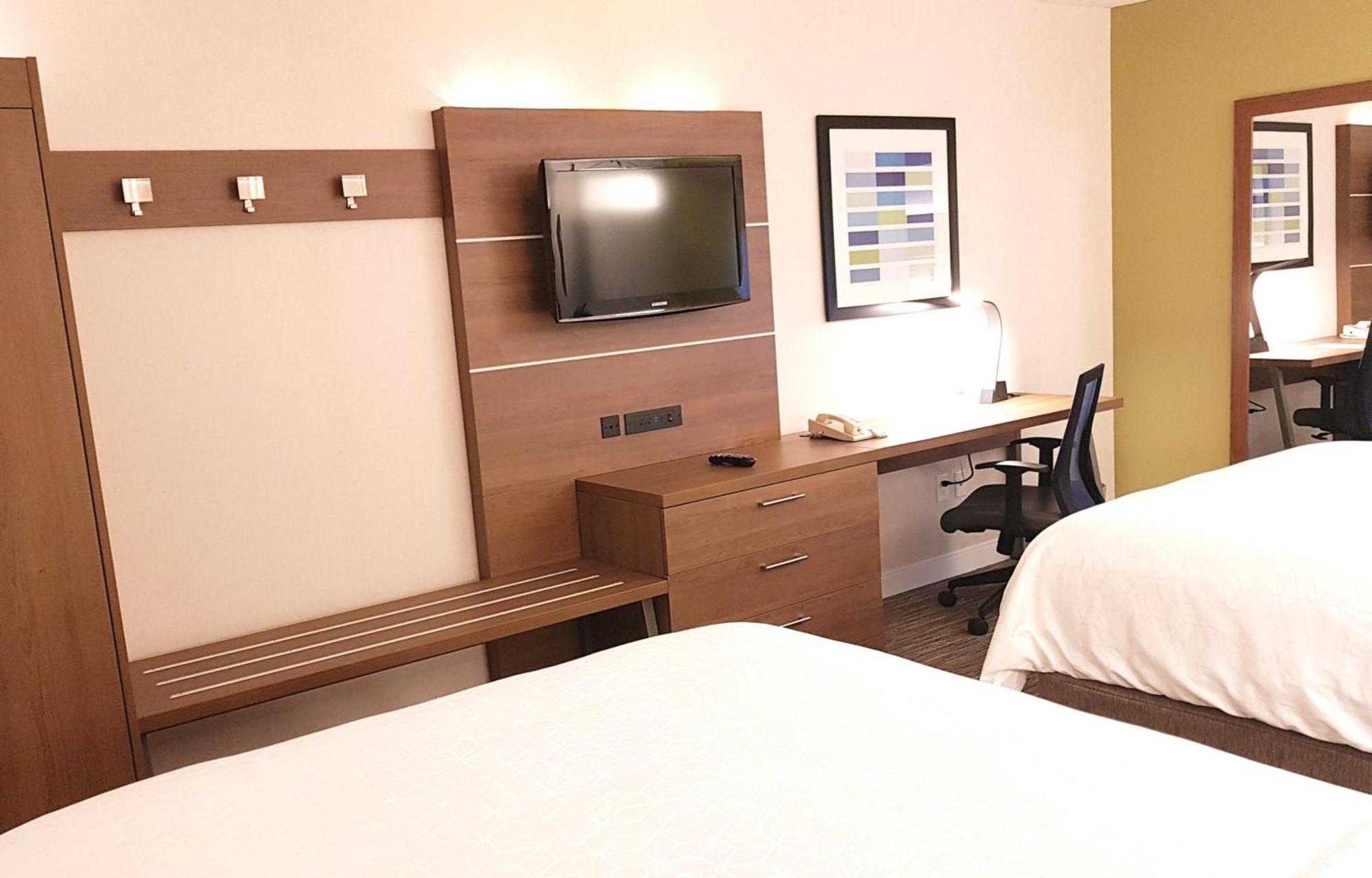Holiday Inn Express And Suites Surrey By Ihg Exterior foto