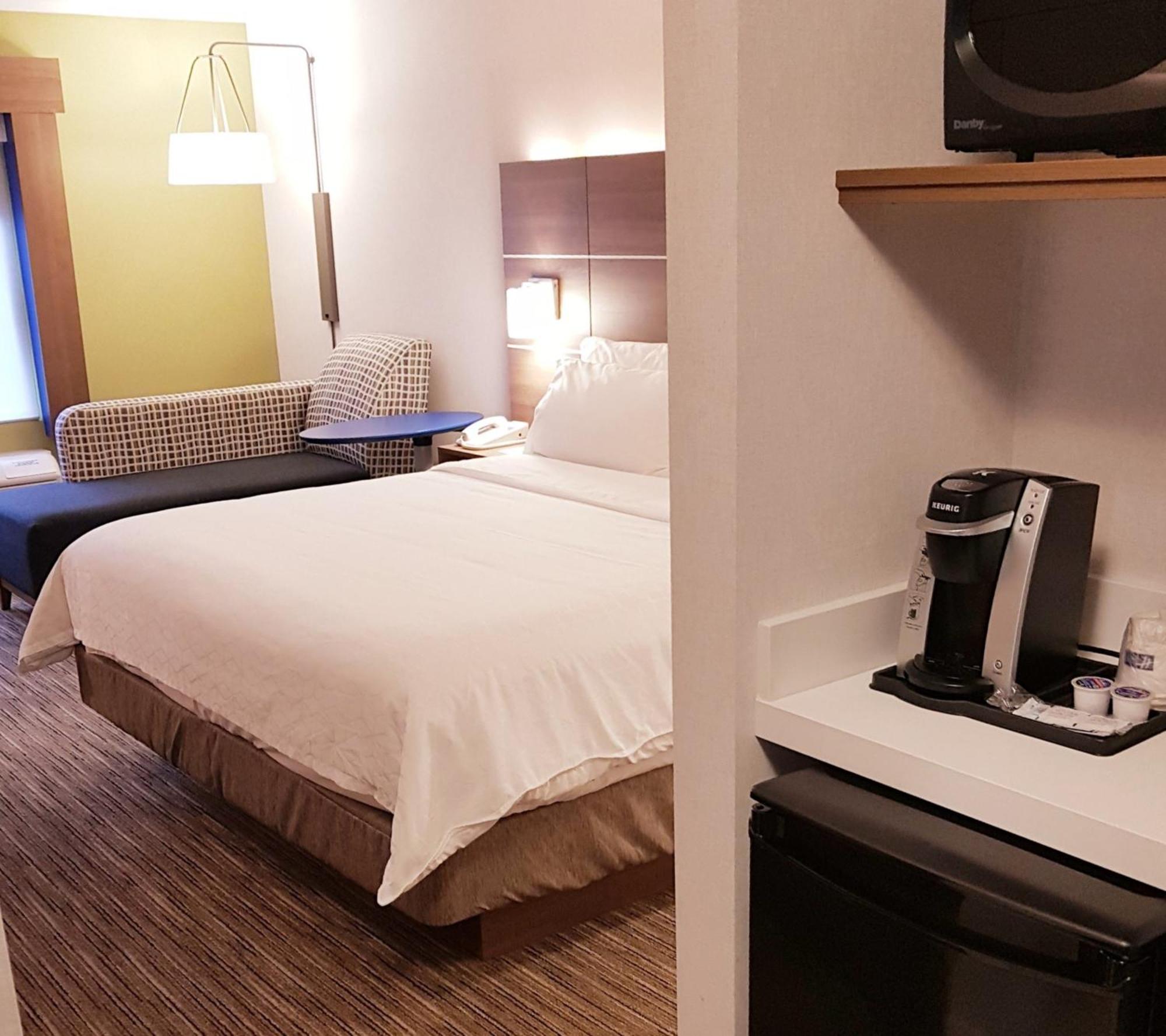 Holiday Inn Express And Suites Surrey By Ihg Exterior foto