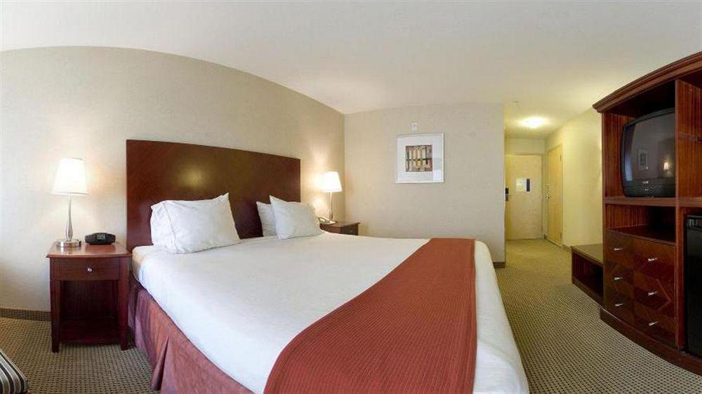 Holiday Inn Express And Suites Surrey By Ihg Exterior foto